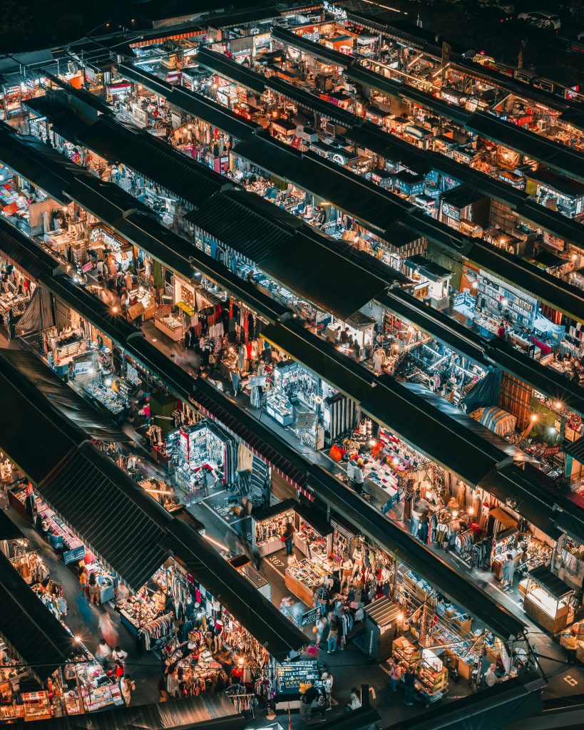 pexels-photo-2622170-2622170 A bustling aerial view of a vibrant night market in Taiwan, showcasing diverse shopping stalls.
